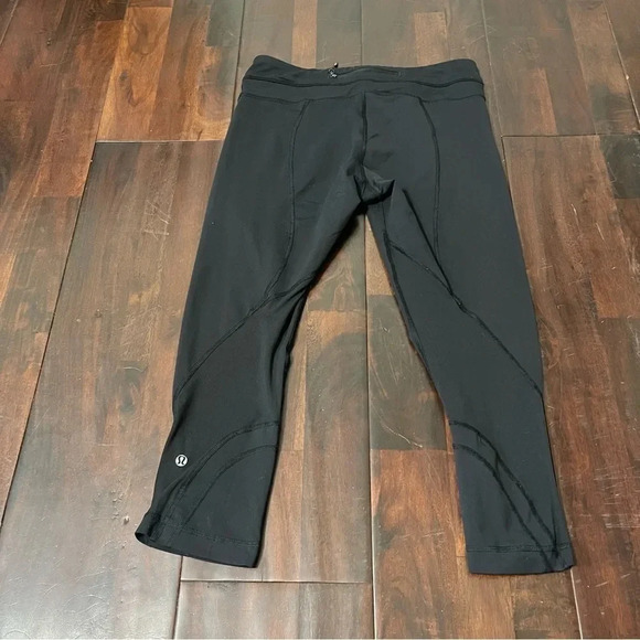 Lululemon Black Leggings Women’s Size 8 Cropped Back Zip Pocket - Picture 6 of 10